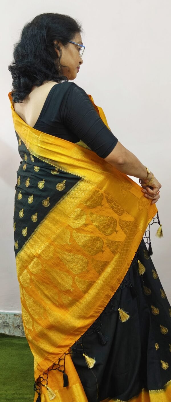 BLACK & GOLDEN YELLOW COLORED LINEN BY COTTON BANARASI SAREE - Image 4